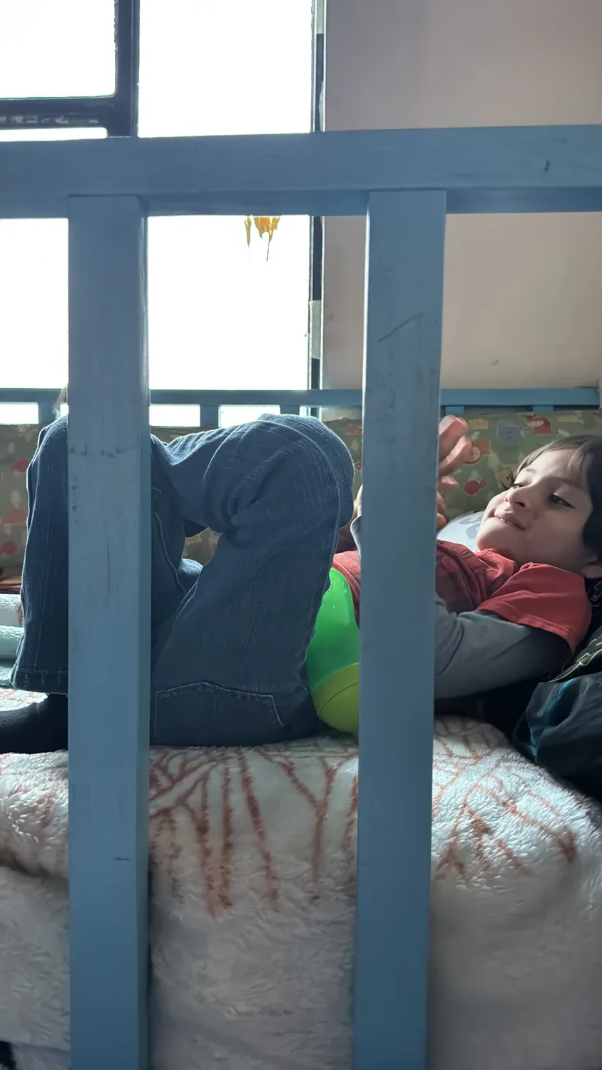 Francisco junto a las rejas de su cama